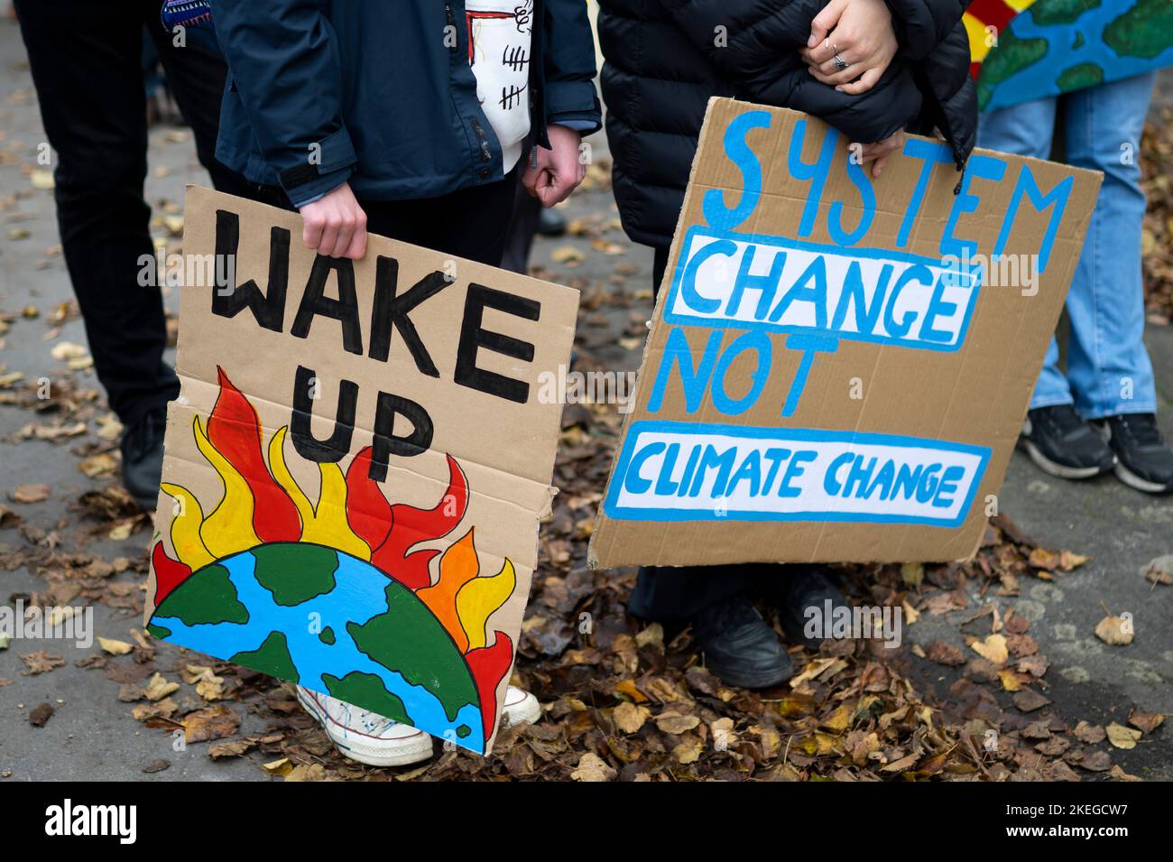 CARDIFF, GALLES - 12 NOVEMBRE: Primo piano dei segni durante una protesta per la giustizia climatica il 12 novembre 2022 a Cardiff, Galles. La dimostrazione è stata p Foto Stock