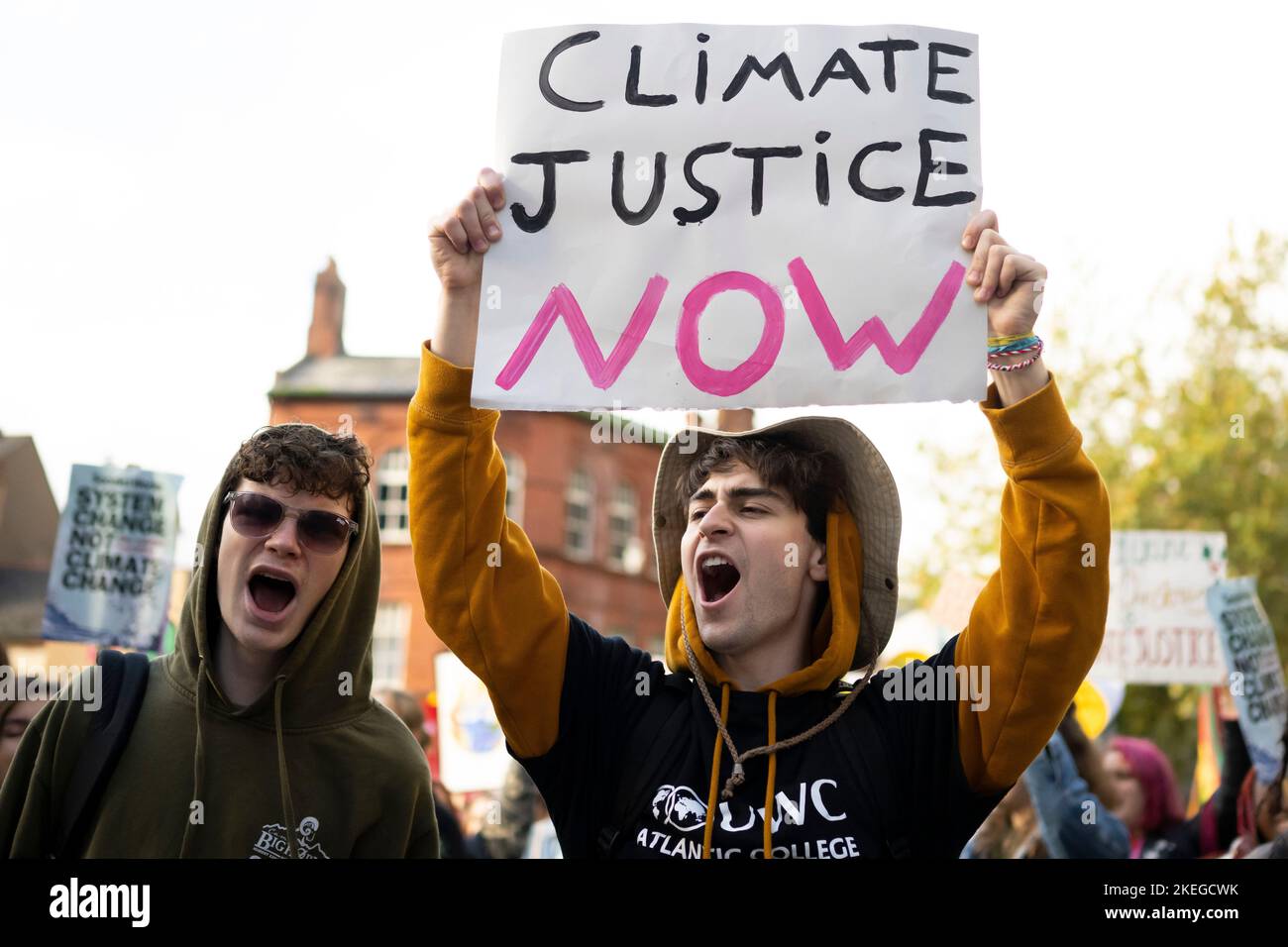 CARDIFF, GALLES - 12 NOVEMBRE: Un uomo ha in mano un segno che dice “giustizia del clima ora” durante una protesta per la giustizia del clima il 12 novembre 2022 Foto Stock