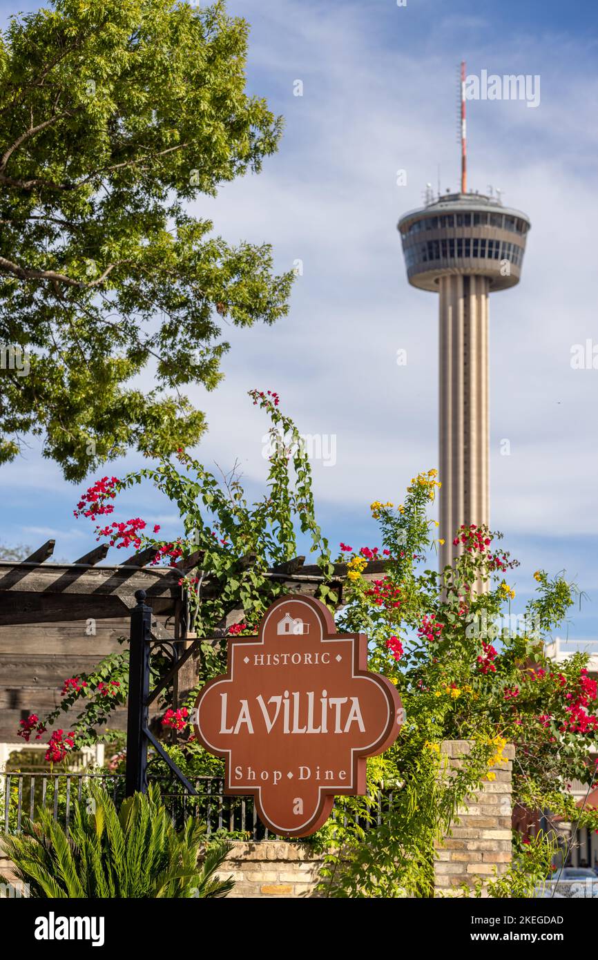 La Villita Shopping District con la Torre delle Americhe in una soleggiata giornata estiva. Città simbolica e torre di attrazione. Foto Stock