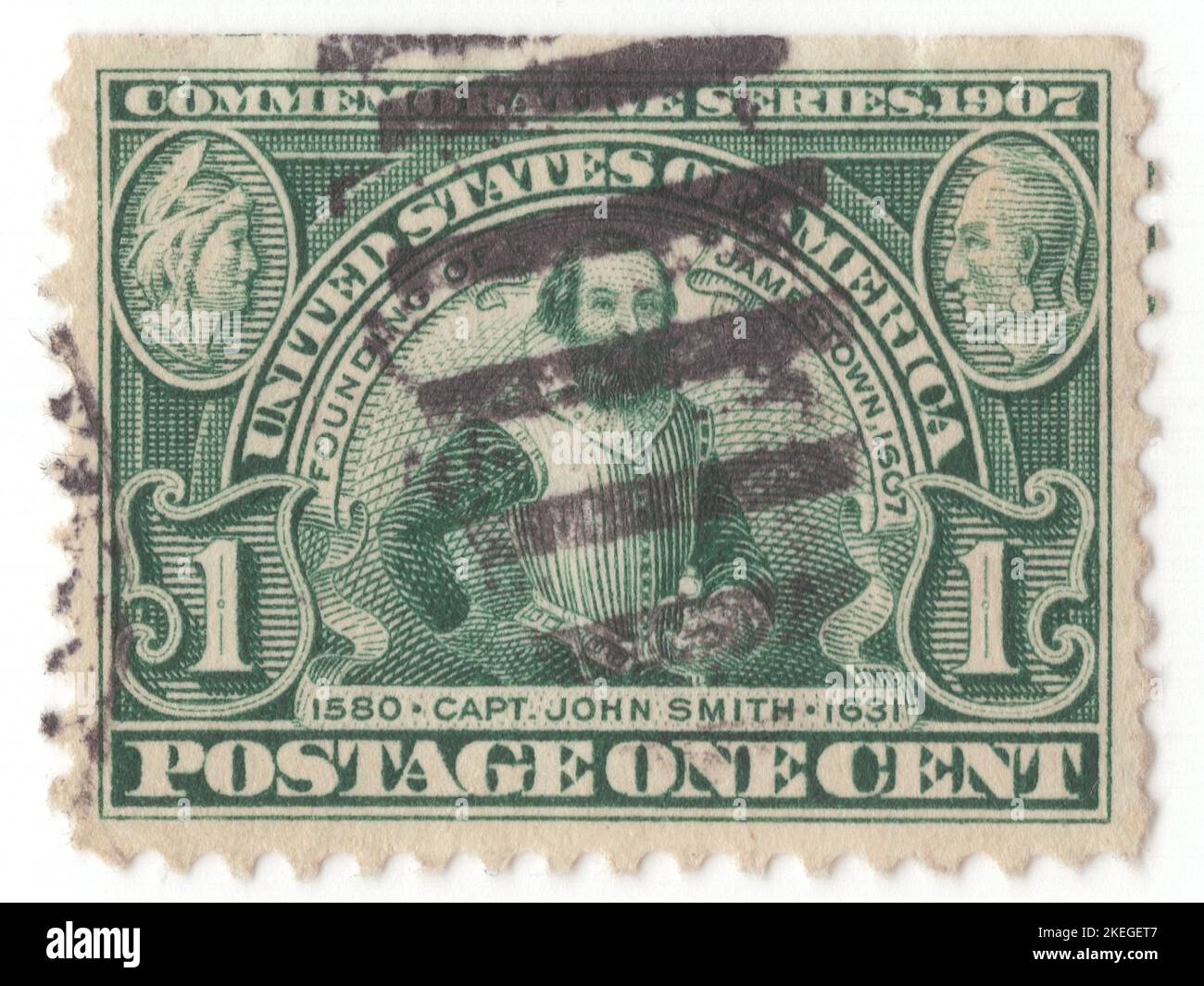 USA - 1907 aprile 26: Un francobollo verde da 1 cent raffigurante un ritratto di John Smith, Jamestown Exposition Issue. Soldato inglese, esploratore, governatore coloniale, ammiraglio del New England e autore. Ha svolto un ruolo importante nella costituzione della colonia a Jamestown, Virginia, il primo insediamento inglese permanente in America, all'inizio del 17th ° secolo. Fu leader della Virginia Colony tra settembre 1608 e agosto 1609, e guidò un'esplorazione lungo i fiumi della Virginia e la Chesapeake Bay, durante la quale divenne il primo esploratore inglese a mappare l'area di Chesapeake Bay Foto Stock