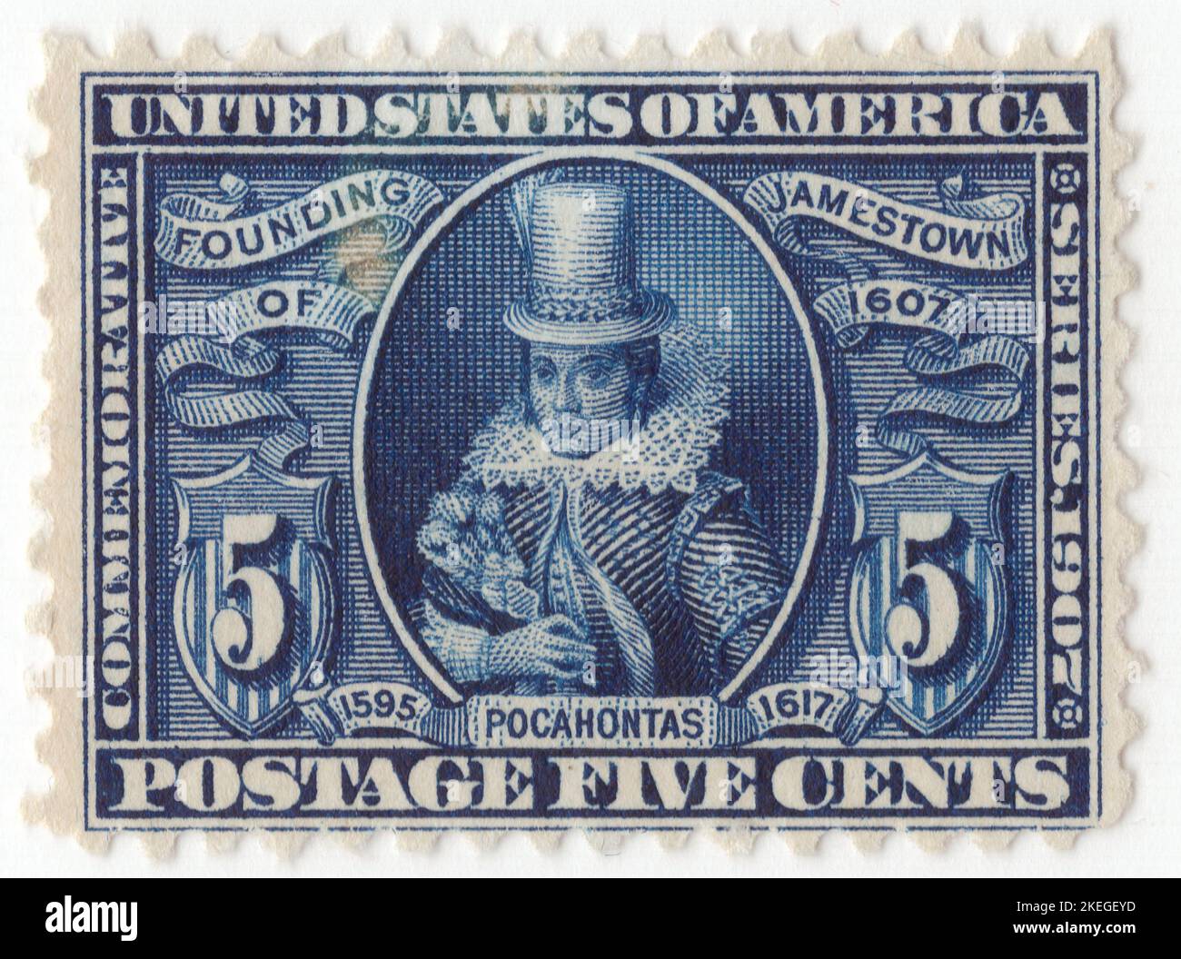 USA - 1907 aprile 26: Un francobollo blu da 5 centesimi raffigurante il ritratto di Pocahontas, Jamestown Exposition Issue. Pocahontas era una donna nativa americana, appartenente al popolo Powhatan, nota per la sua associazione con l'insediamento coloniale di Jamestown, Virginia. Era la figlia di Powhatan, il capo principale di una rete di tribù tributarie nella Tsenacommacah, che comprendeva la regione di Tidewater in Virginia Foto Stock