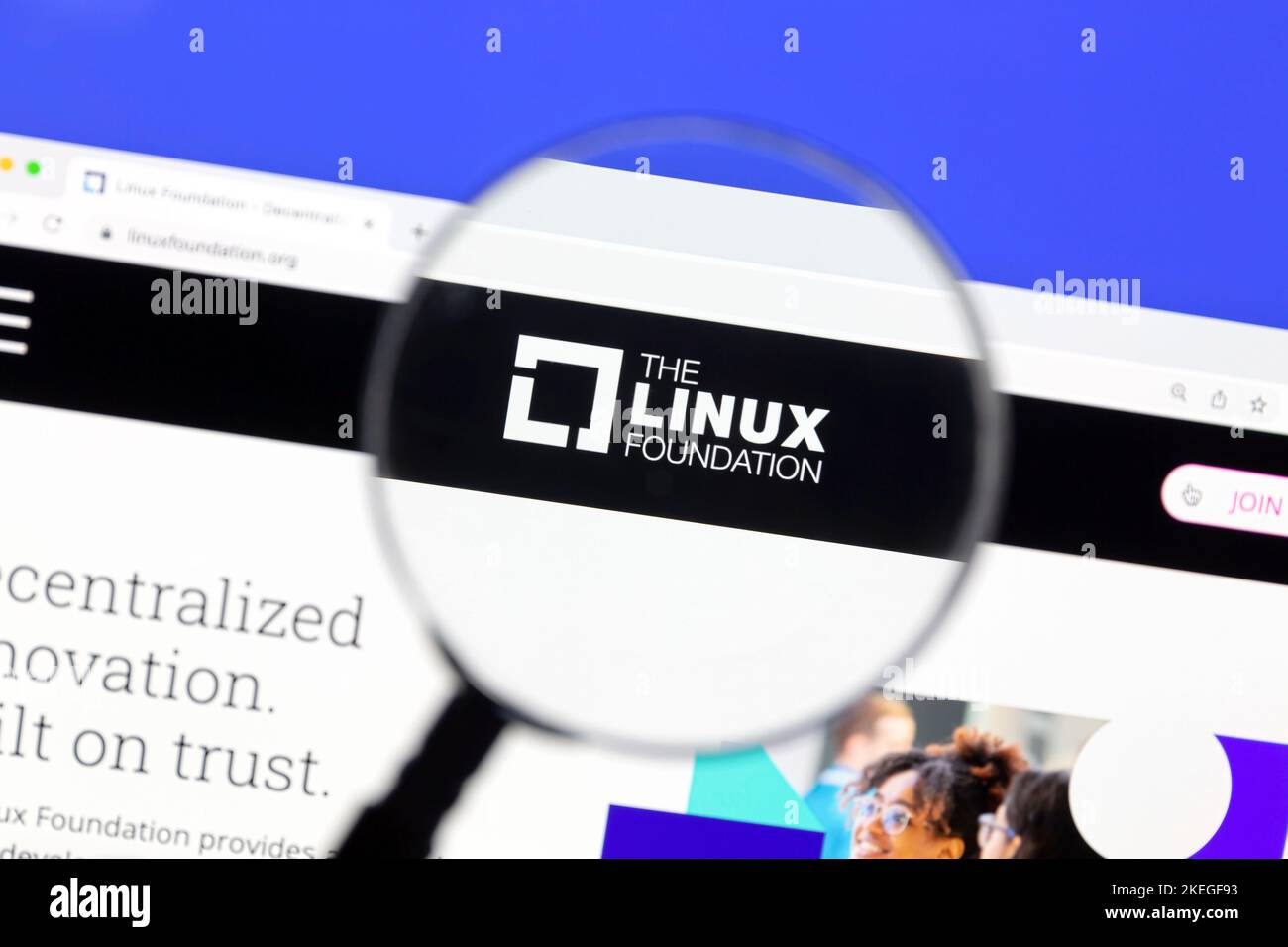 Ostersund, Svezia - 16 settembre 2022: Sito Web di Linux Foundation sullo schermo di un computer. La Linux Foundation è un consorzio tecnologico senza scopo di lucro fondato in Foto Stock