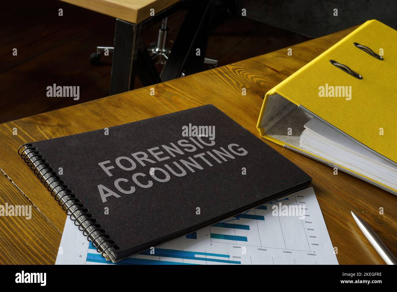 Blocco note con frase Forensic contabilità, cartella e documenti. Foto Stock