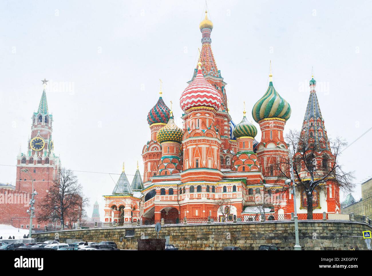 Cattedrale di San Basilio in Piazza Rossa in inverno, Mosca, Russia. Paesaggi di famosi edifici storici, punti di riferimento di Mosca durante le nevicate. Vecchie attrazioni Foto Stock