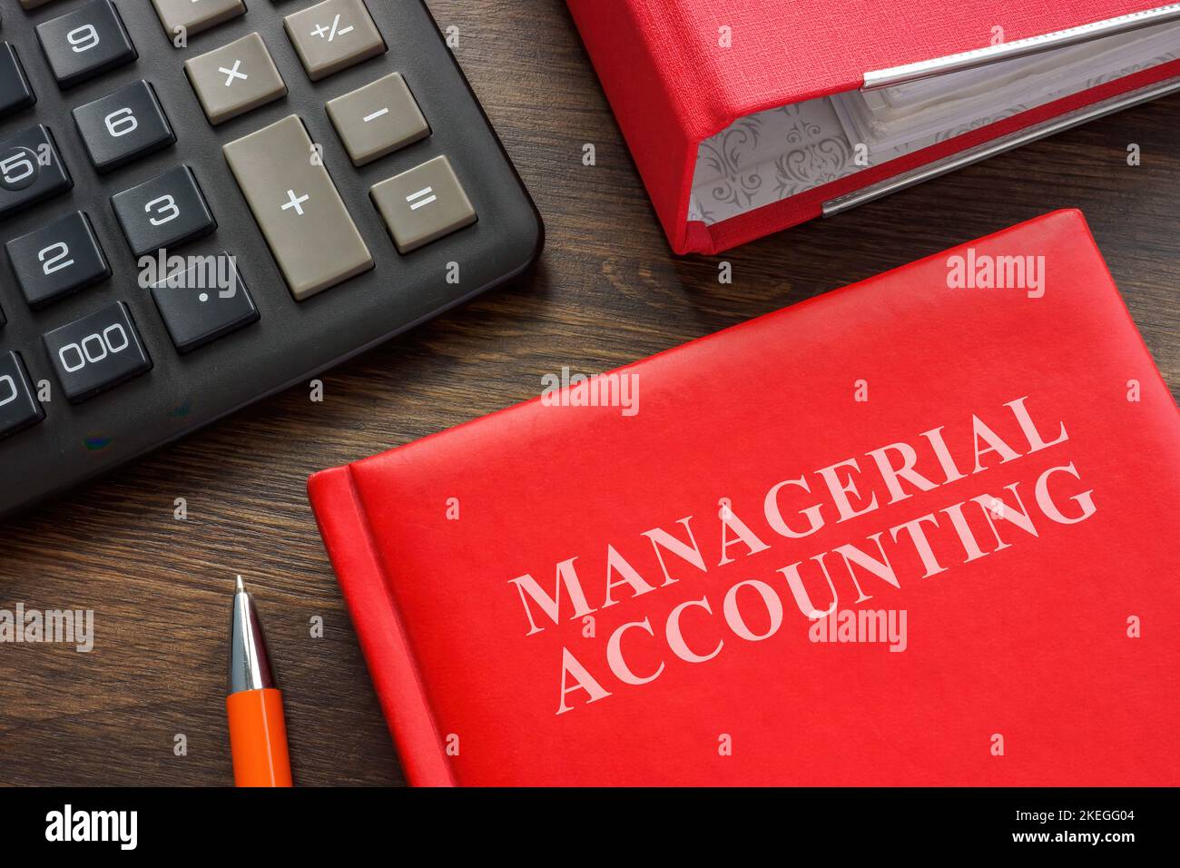 Libro con informazioni contabili gestionali, calcolatrice e cartella. Foto Stock