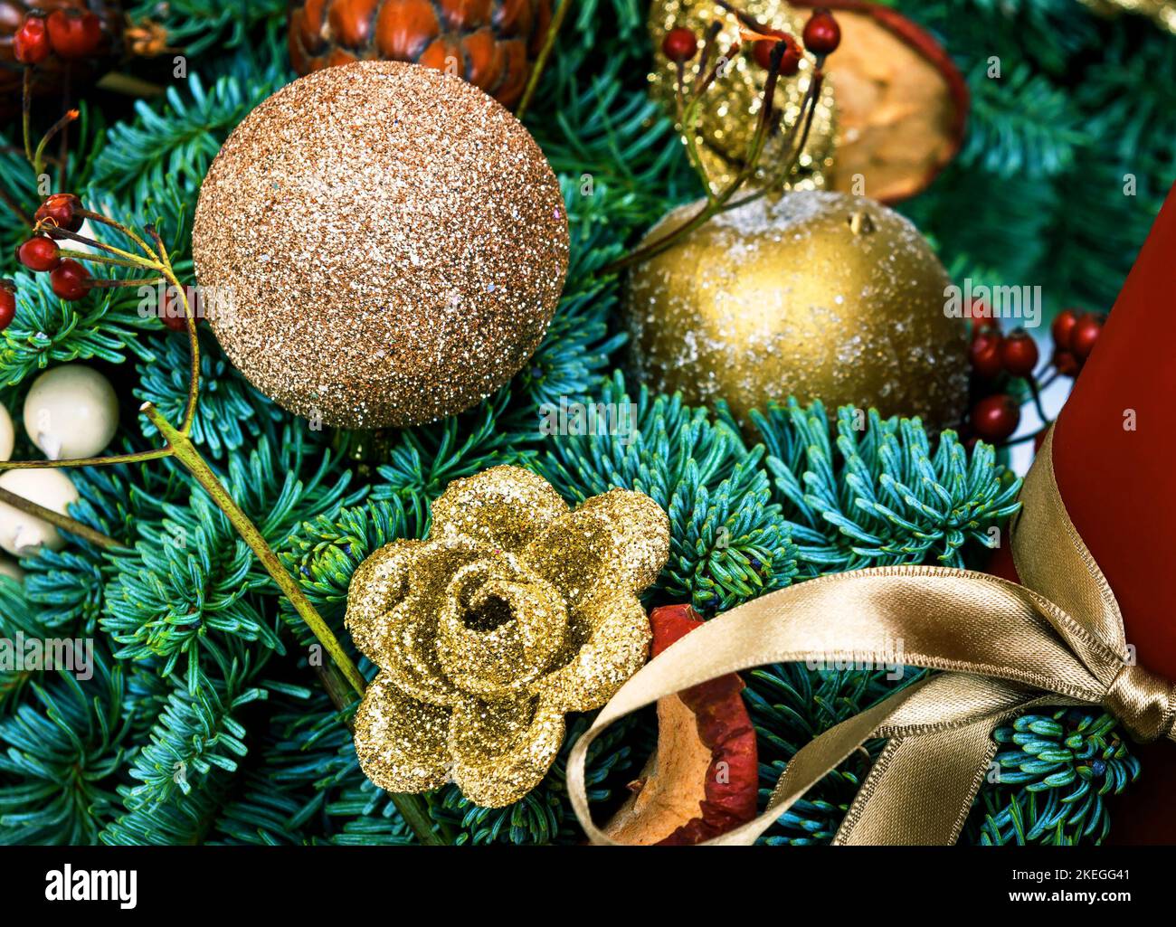Decorazioni natalizie, composizione festosa con rami di pino naturale, palle, nastro e baubles. Splendido ornamento di lusso fatto a mano primo piano. Foto Stock