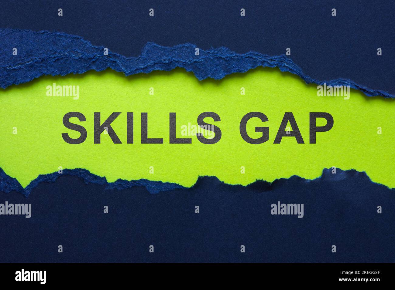 Un pezzo di carta strappato e una lacuna di abilità di iscrizione. Foto Stock
