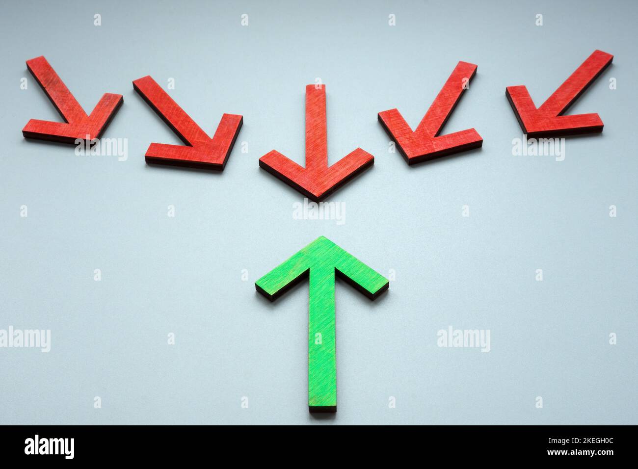 Freccia verde verso il rosso. Resilienza e leadership. Foto Stock