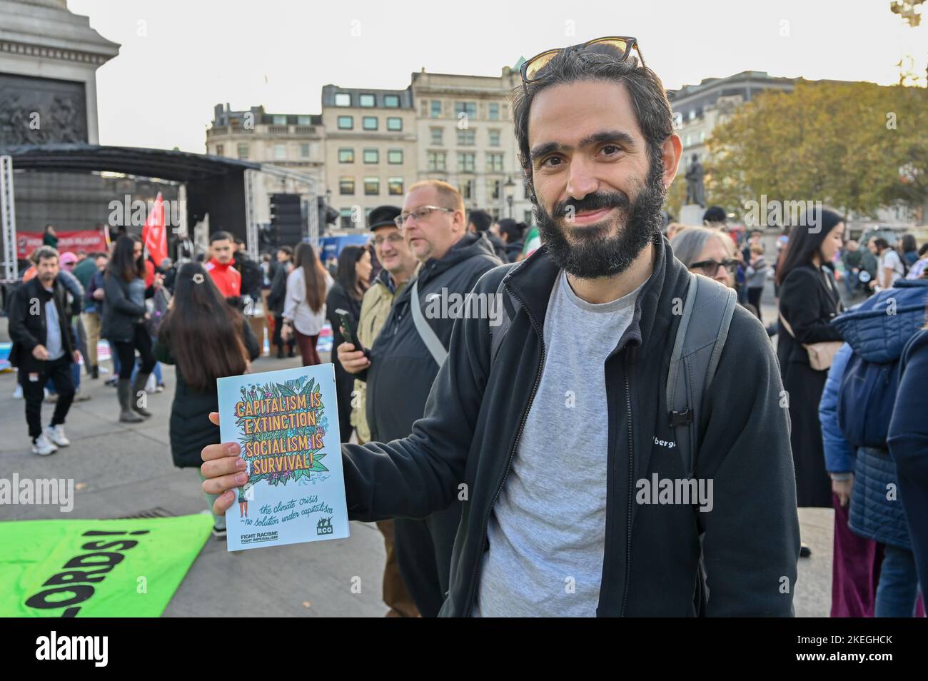 Londra, Regno Unito. 12th Nov 2022. Londra, Regno Unito. 12 novembre 2022. Migliaia di dimostranti hanno tenuto un rally a Trafalgar Square contro le aziende energetiche + i loro finanzieri traggono profitti record dallo sfruttamento e dall'estrazione per richiedere giustizia e riparazioni globali sul clima e giustizia climatica per Chris Kaba al Jubilee Park & Garden. Credit: Vedi li/Picture Capital/Alamy Live News Foto Stock