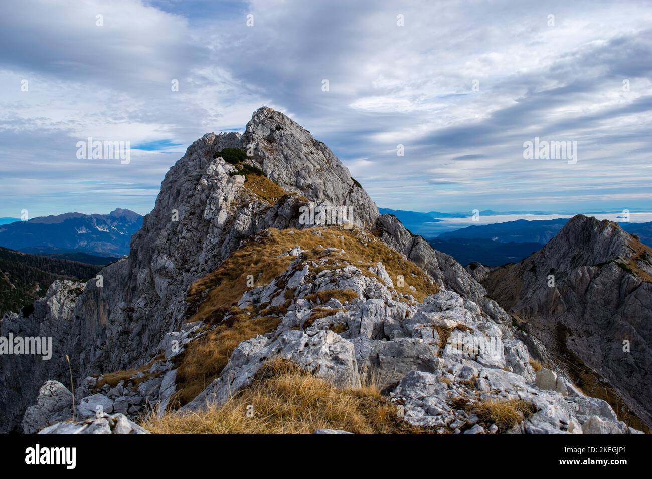 Maestose vedute di una cima di montagna in colori autunnali. Foto Stock