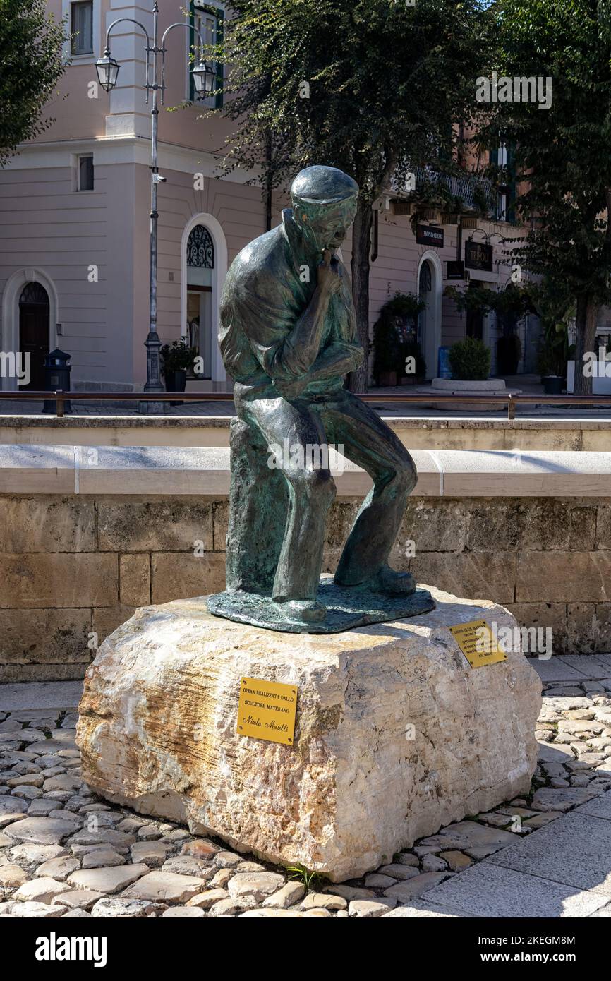 MATERA, ITALIA - 17 OTTOBRE 2022: Statua dell'uomo in Piazza Vittorio Veneto Foto Stock
