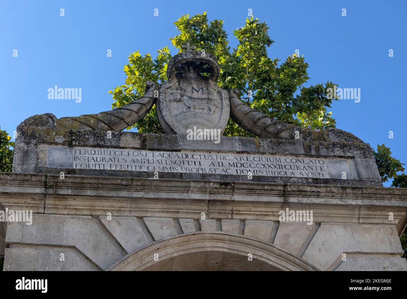 MATERA, ITALIA - 17 OTTOBRE 2022: Primo piano del testo sulla Fontana di Ferdinando sulla piazza principale (Piazza Vittorio Veneto) Foto Stock
