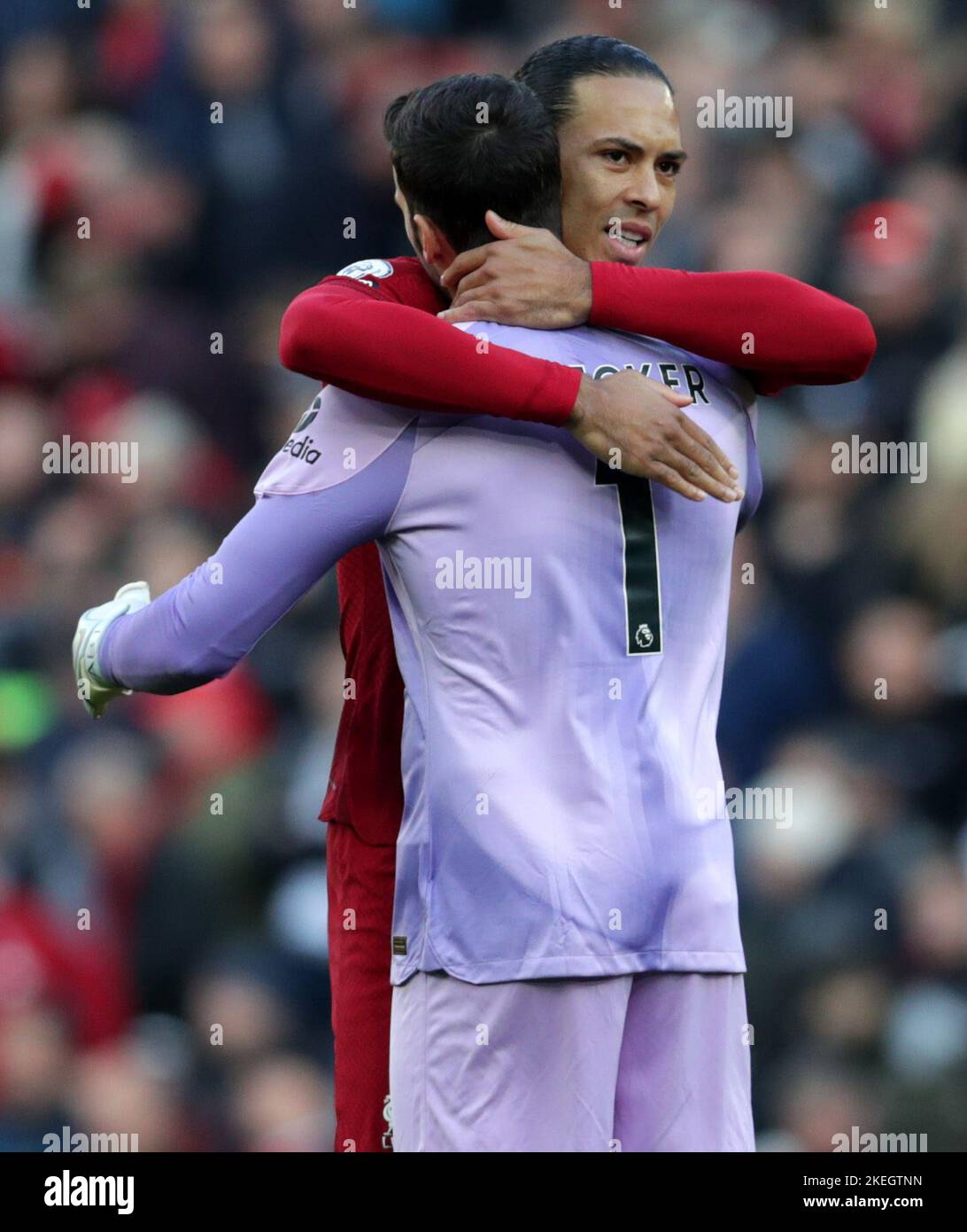 Anfield, Liverpool, Merseyside, Regno Unito. 12th Nov 2022. Premiership football, Liverpool contro Southampton; Alisson, portiere di Liverpool, abbraccia Virgil van Dijk Credit: Action Plus Sports/Alamy Live News Foto Stock