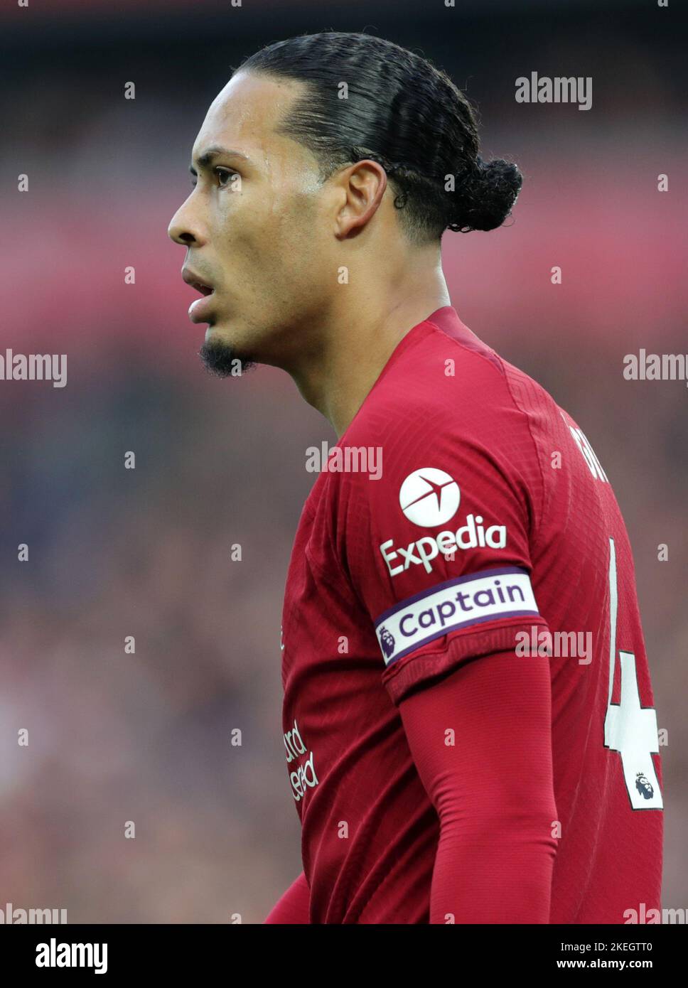 Anfield, Liverpool, Merseyside, Regno Unito. 12th Nov 2022. Premiership football, Liverpool contro Southampton; Virgil van Dijk di Liverpool indossa la fascia da braccio del capitano Credit: Action Plus Sports/Alamy Live News Foto Stock