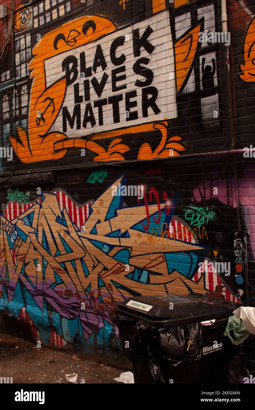 Murale "Black Live Matters" nel vicolo laterale di Queen Street nel centro di Toronto, Canada Foto Stock