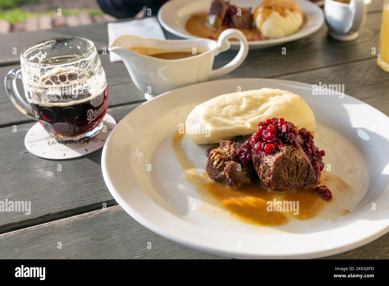 Stinco di manzo con gnocchi di break ceco al ristorante Kuchyň, Praga, Repubblica Ceca Foto Stock