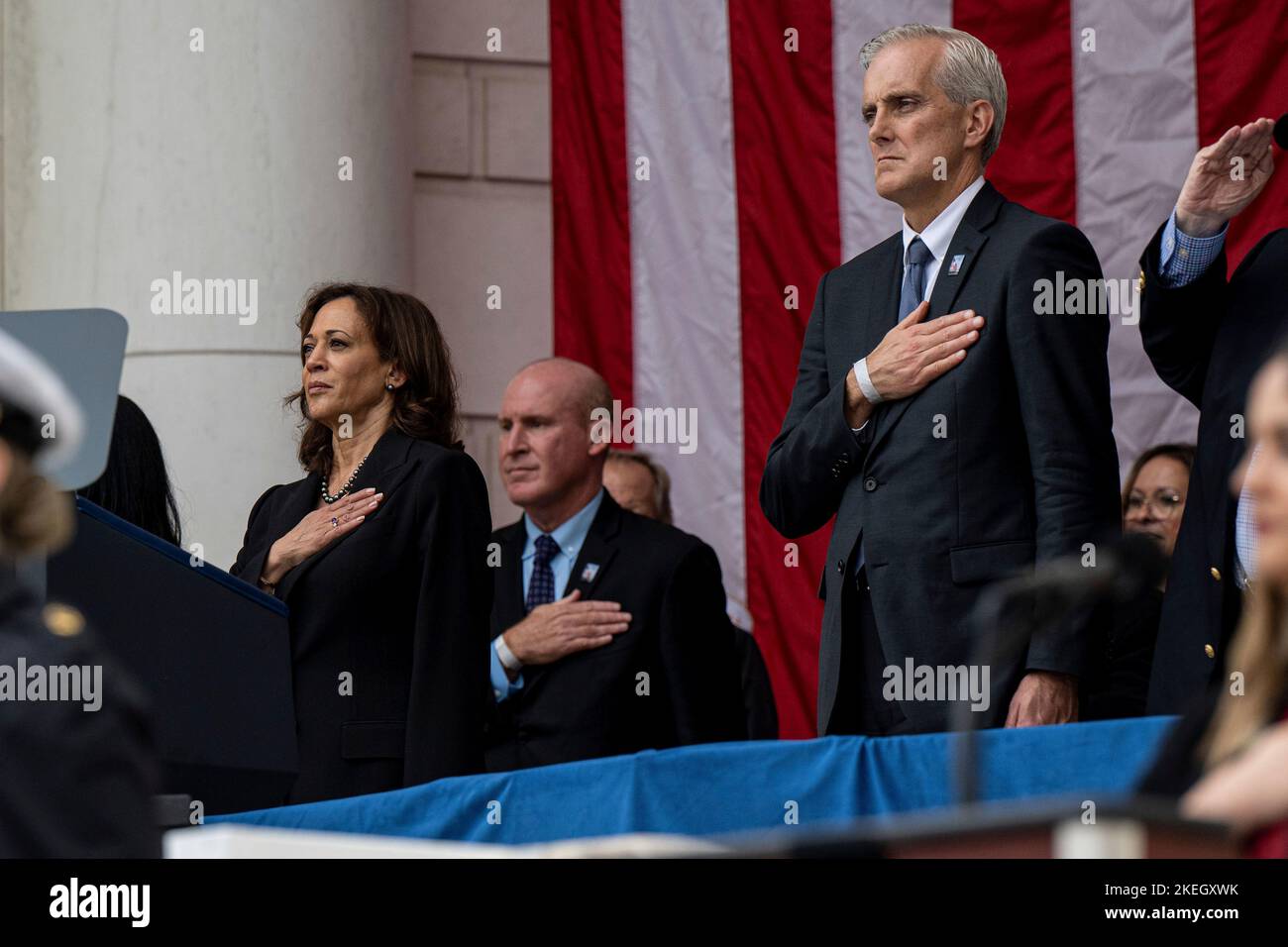 Arlington, Stati Uniti d'America. 11th Nov 2022. Arlington, Stati Uniti d'America. 11 Novembre 2022. Il Vice Presidente degli Stati Uniti Kamala Karris, a sinistra, è l'inno nazionale con il Segretario degli Affari dei Veterani Denis McDonough, a destra, durante l'annuale celebrazione della Giornata Nazionale dei Veterani presso l'Arlington National Cemetery Memorial Amphitheater, il 11 novembre 2022 ad Arlington, Virginia, USA. Credit: pO2 Alexander Kubitza/DOD Photo/Alamy Live News Foto Stock