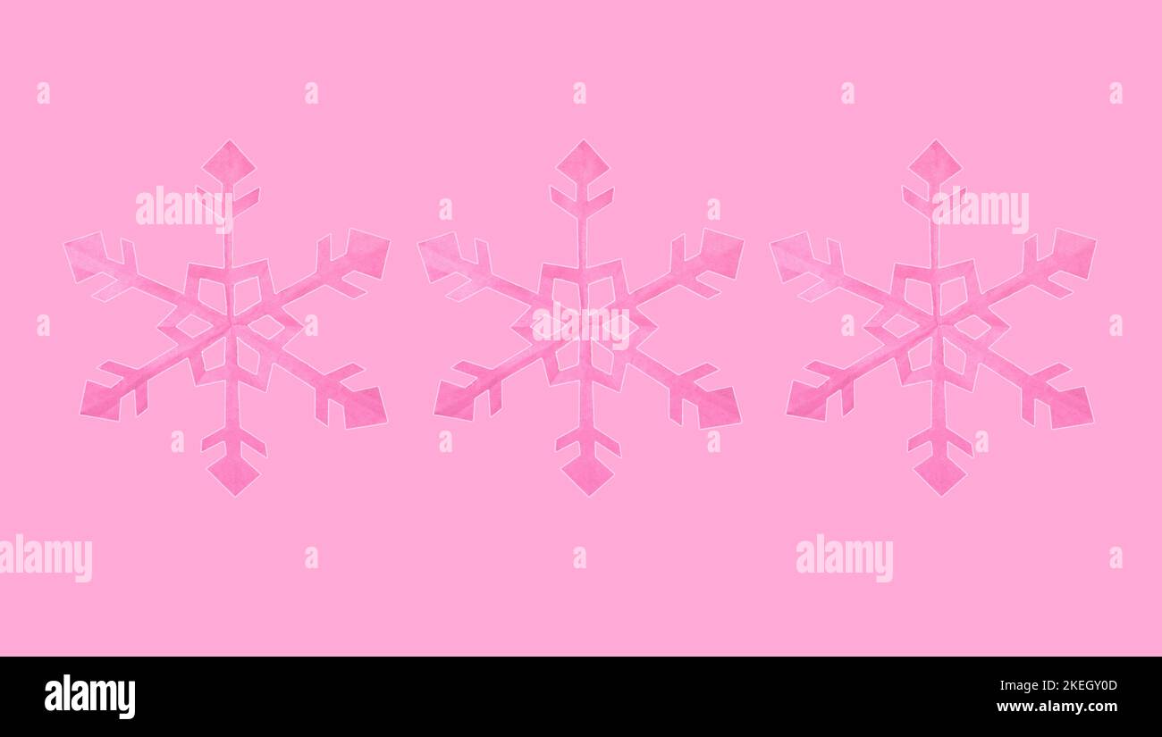 tre fiocchi di neve rosa su sfondo rosa, copia spazio, vacanza inverno arte sfondo Foto Stock