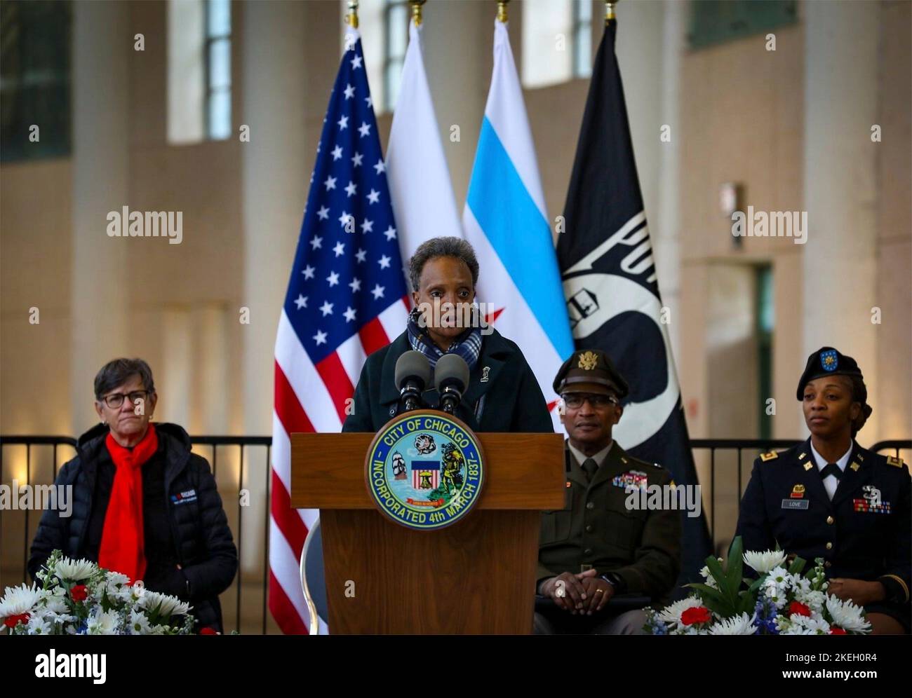 Chicago, Stati Uniti d'America. 11th Nov 2022. Chicago, Stati Uniti d'America. 11 Novembre 2022. Lightfoot consegna osservazioni ai membri del servizio di ogni ramo dei leader militari e civili degli Stati Uniti durante la commemorazione della City of Chicago Veterans Day al Soldier Field il 11 novembre 2022 a Chicago, Illinois. Credito: PFC. Joshua Holliday/DOD Photo/Alamy Live News Foto Stock