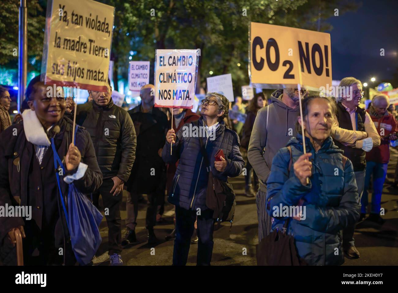 Madrid, Spagna. 12th Nov 2022. Una donna (centro) ha in mano un cartello con la scritta "il cambiamento climatico ci uccide" durante una dimostrazione. Le Commissioni dei lavoratori di Madrid (CCOO Madrid) e l'Alleanza per il clima hanno tenuto una manifestazione per le strade di Madrid chiedendo un cambiamento nel modello energetico, in coincidenza con la Conferenza ONU sui cambiamenti climatici del 27th (COP 27) che si svolge in Egitto. (Foto di Luis Soto/SOPA Images/Sipa USA) Credit: Sipa USA/Alamy Live News Foto Stock