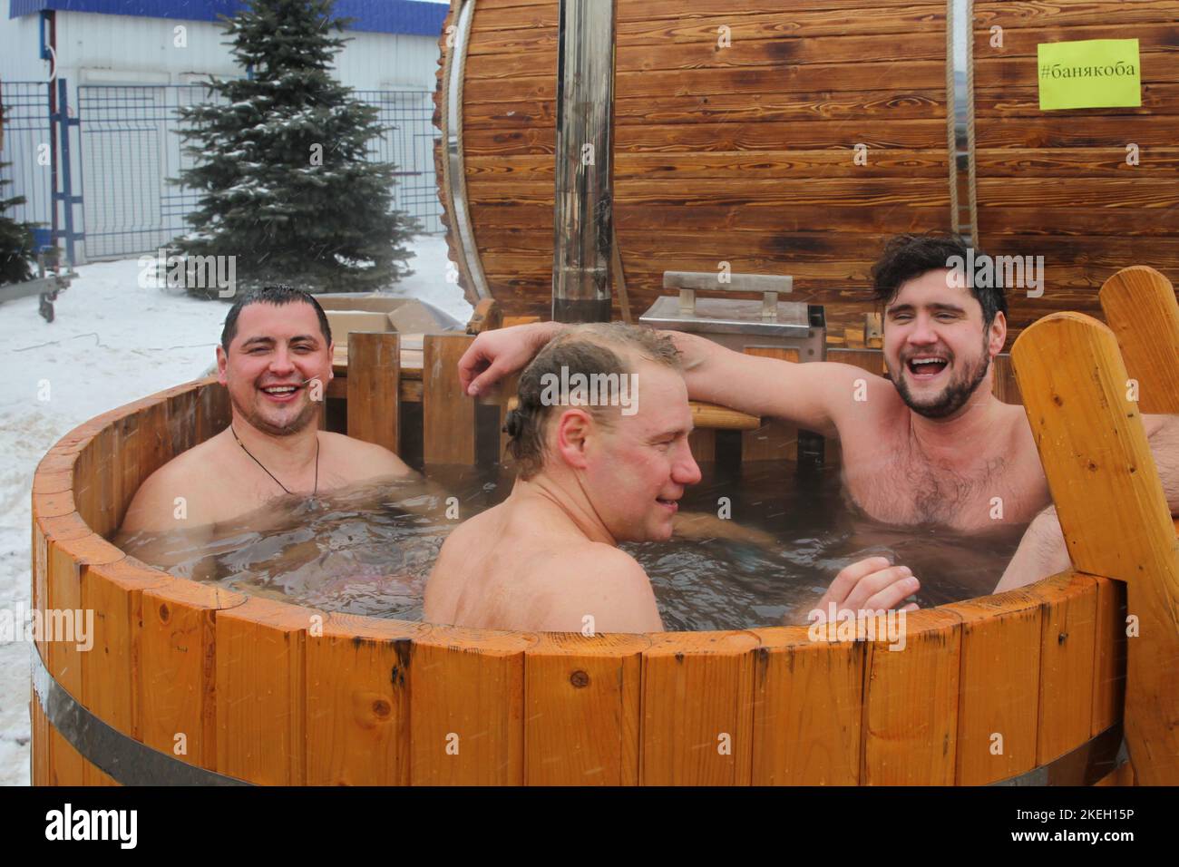 01-19-2018 Minsk , Bielorussia. Nuotatori dopo una nuotata invernale immergersi in un bagno di legno caldo Foto Stock