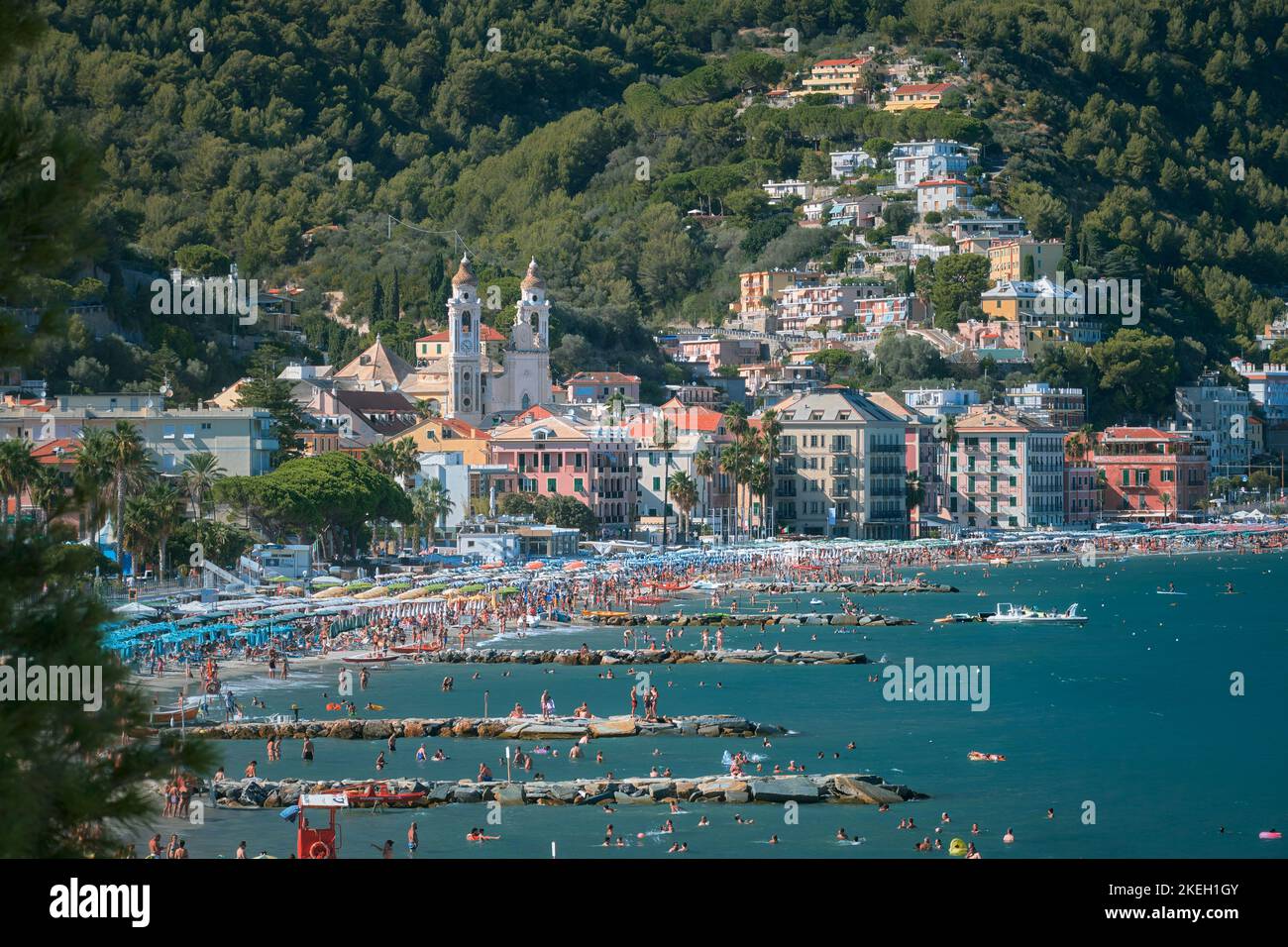 LAIGUEGLIA, ITALIA 20 AGOSTO 2022. Spiaggia nella storica località turistica di Laigueglia sulla Riviera italiana in un giorno d'estate. Laigueglia, Liguria, Italia Foto Stock