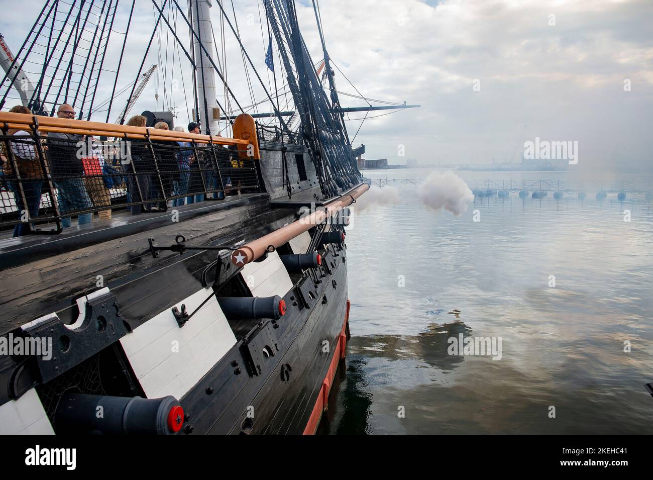 Boston, Stati Uniti d'America. 11th Nov 2022. Boston, Stati Uniti d'America. 11 Novembre 2022. L'alta nave a vela USS Constitution lancia un saluto da 21 cannoni in onore del Veterans Day nel porto di Boston, il 11 novembre 2022 a Boston, Massachusetts. La Costituzione, conosciuta come Old Ironsides, è la più antica nave da guerra commissionata a galla, e ha giocato un ruolo cruciale nelle guerre barbariche e nella guerra del 1812, ed è stata sconfitta in battaglia. Credit: MC2 Skyler Okerman/US Navy/Alamy Live News Foto Stock