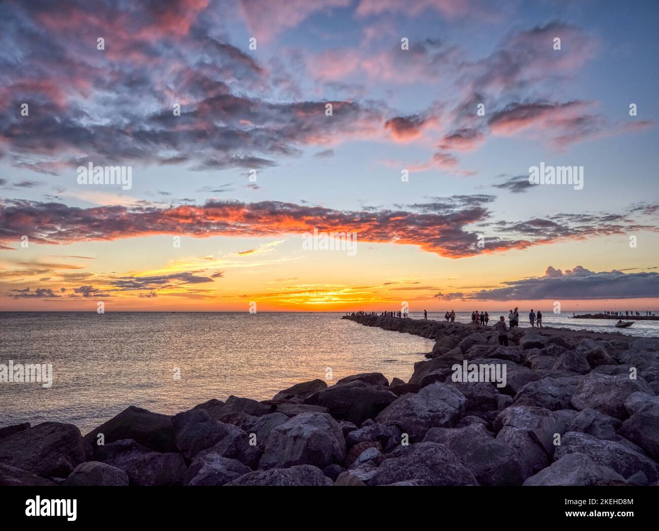 Tramonto sul Golfo del Messico dal molo di Venezia sulla costa sud-occidentale del golfo della Florida USA Foto Stock