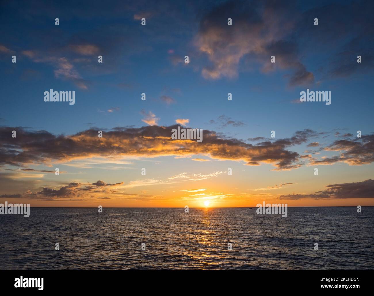 Tramonto sul Golfo del Messico da Caspersen Beach a Venezia sulla costa sud-occidentale del golfo della Florida USA Foto Stock