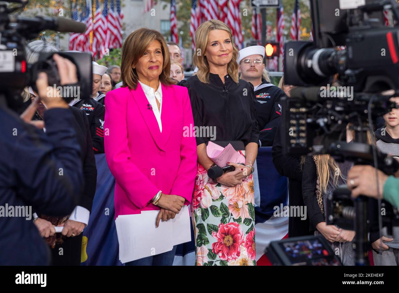 New York, Stati Uniti d'America. 11 Novembre 2022. Il meteorologo televisivo NBC Dylan Dreyer, Right, and Today Show co-anchor Hoda Kotb, left, durante una trasmissione dal vivo con i marinai della Marina degli Stati Uniti e i Marines durante le celebrazioni del New York City Veterans Day, 11 novembre 2022 a New York City, New York. Credit: MC3 Isaac Rodriguez/US Navy/Alamy Live News Foto Stock