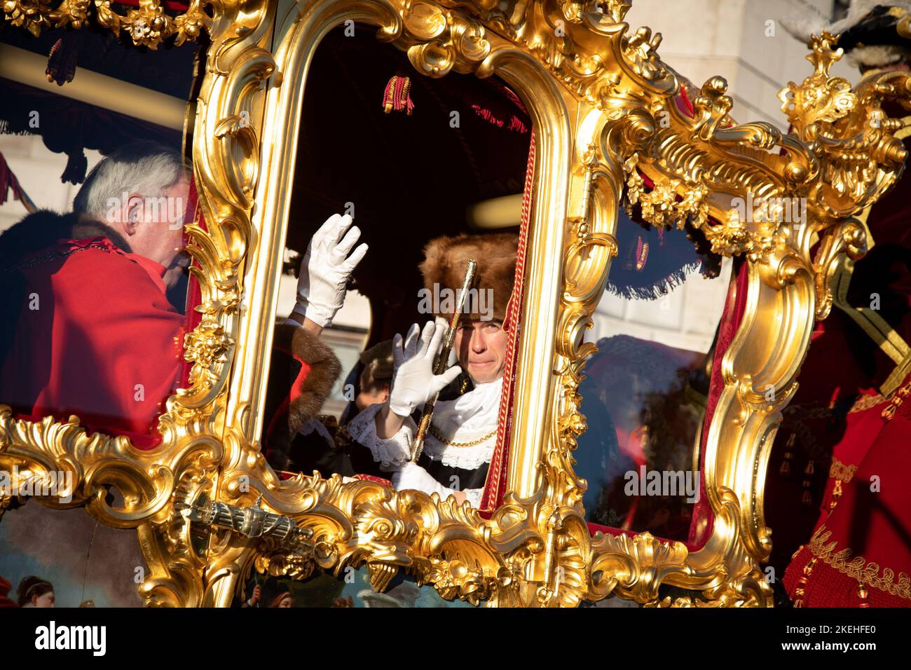 Londra, Regno Unito. 12th novembre 2022. The Lord Mayor’s Show: The Lord Mayor of London 694th, Alderman Nicholas Lyons, che sventolava da un pullman d’oro mentre tornava a Mansion House. Credit: Kiki Streitberger/Alamy Live News Foto Stock