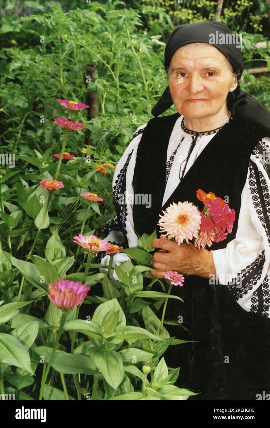 Orastioara de Jos, Hunedoara County, Romania, 2000. Donna anziana in un bel vestito tradizionale locale. Foto Stock