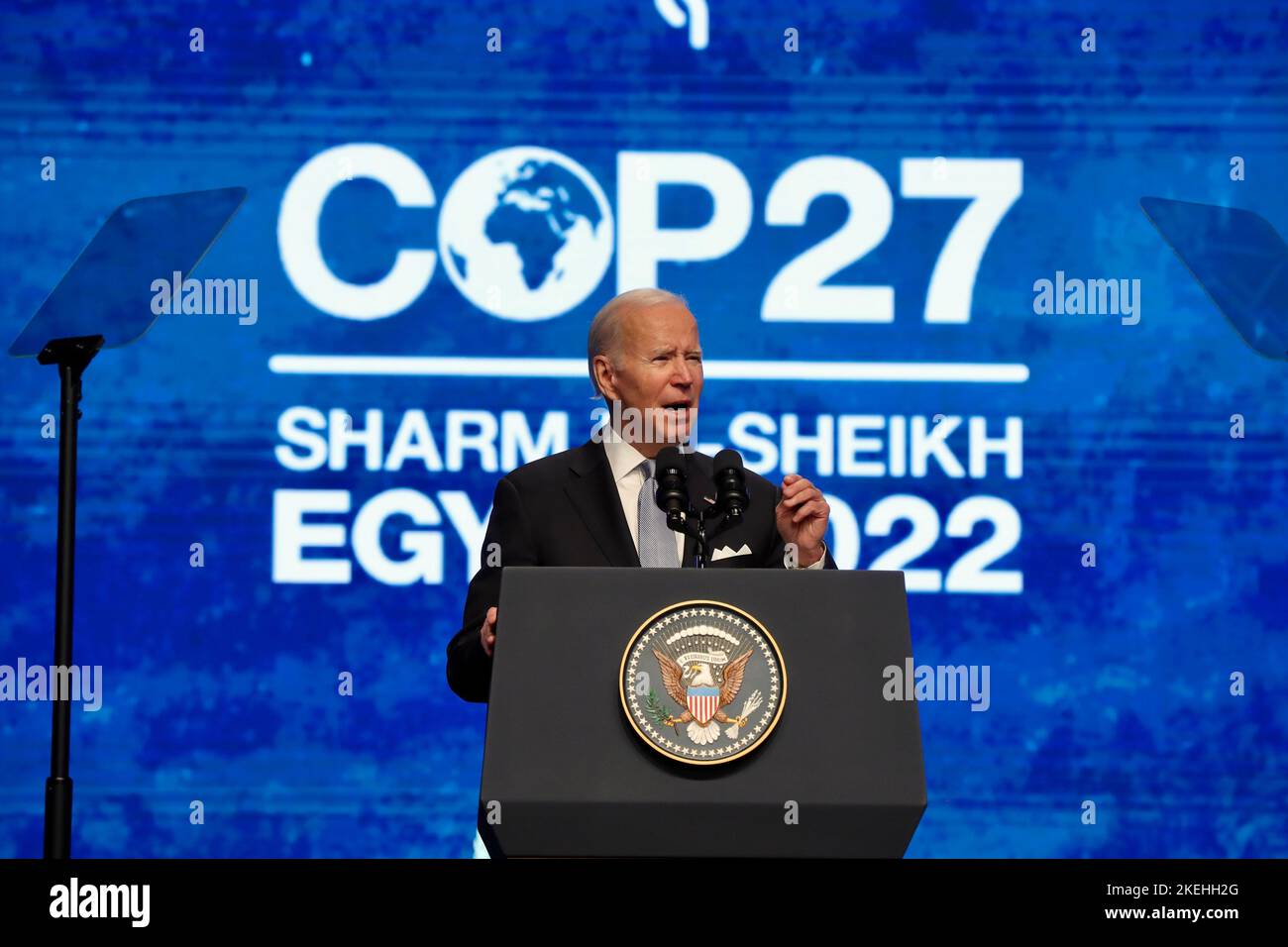 Sharm el-Sheikh, Egitto. 11th Nov 2022. Il Presidente degli Stati Uniti Joe Biden, si è rivolto al Summit sul clima delle Nazioni Unite del COP27 al Centro Internazionale Congressi di Sharm El Sheikh, 11 novembre 2022, a Sharm el-Sheikh, in Egitto. Credito: Maged Helal/USA Embassy Cairo/Alamy Live News Foto Stock