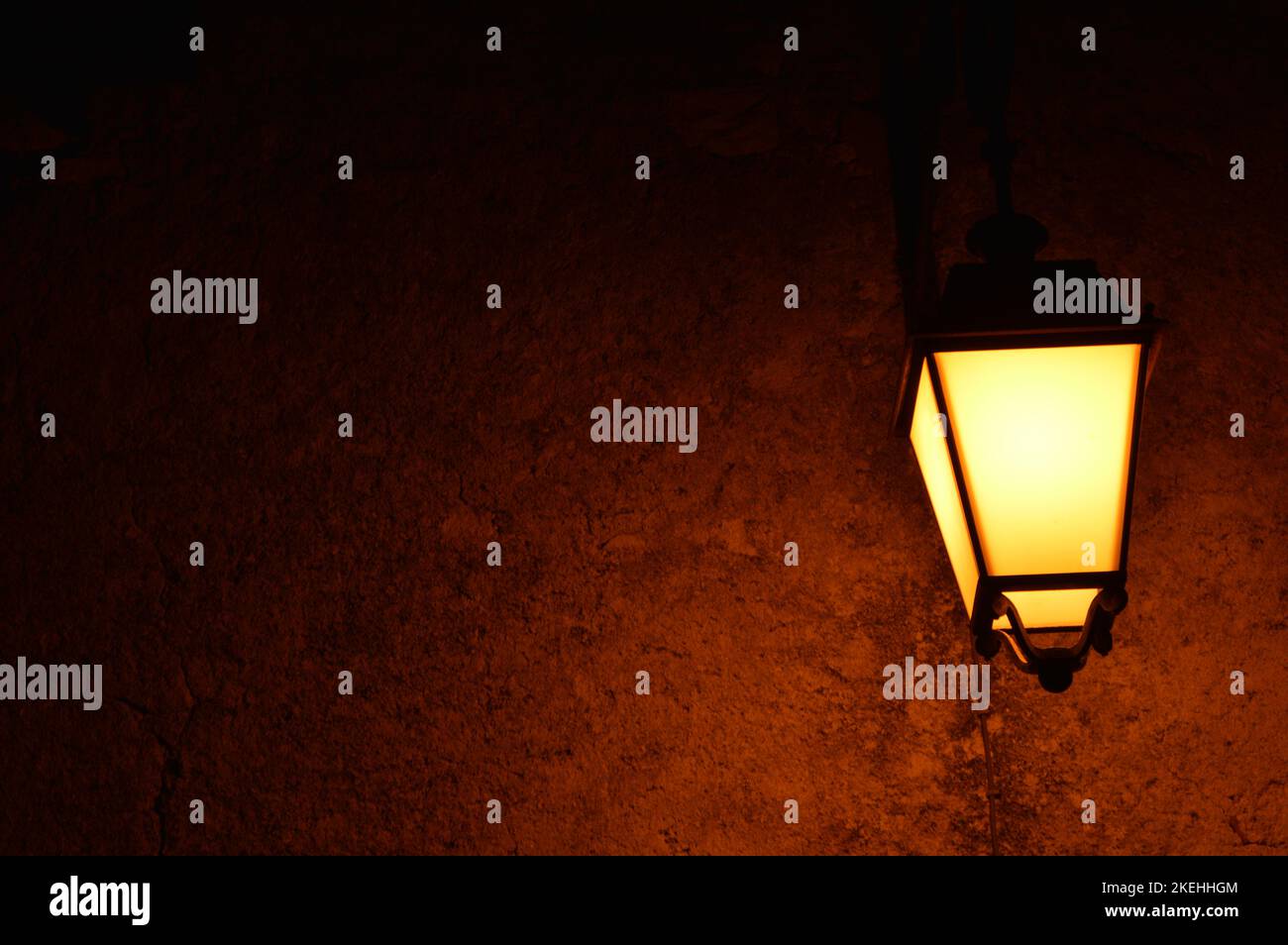 Closeup di una lampada di strada di notte in una strada deserta Foto Stock