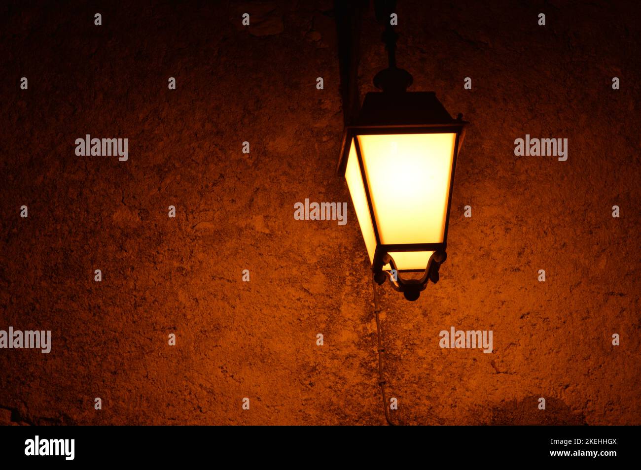 Closeup di una lampada di strada di notte in una strada deserta Foto Stock