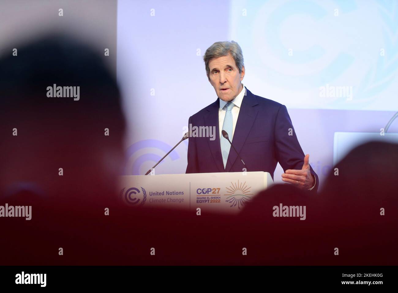 Sharm el-Sheikh, Egitto. 12th Nov 2022. John Kerry, inviato Speciale Presidenziale degli Stati Uniti per il clima, si rivolge al Summit sul clima delle Nazioni Unite del COP27 al Centro Internazionale Congressi di Sharm El Sheikh, 12 novembre 2022, a Sharm el-Sheikh, Egitto. Credito: Maged Helal/USA Embassy Cairo/Alamy Live News Foto Stock