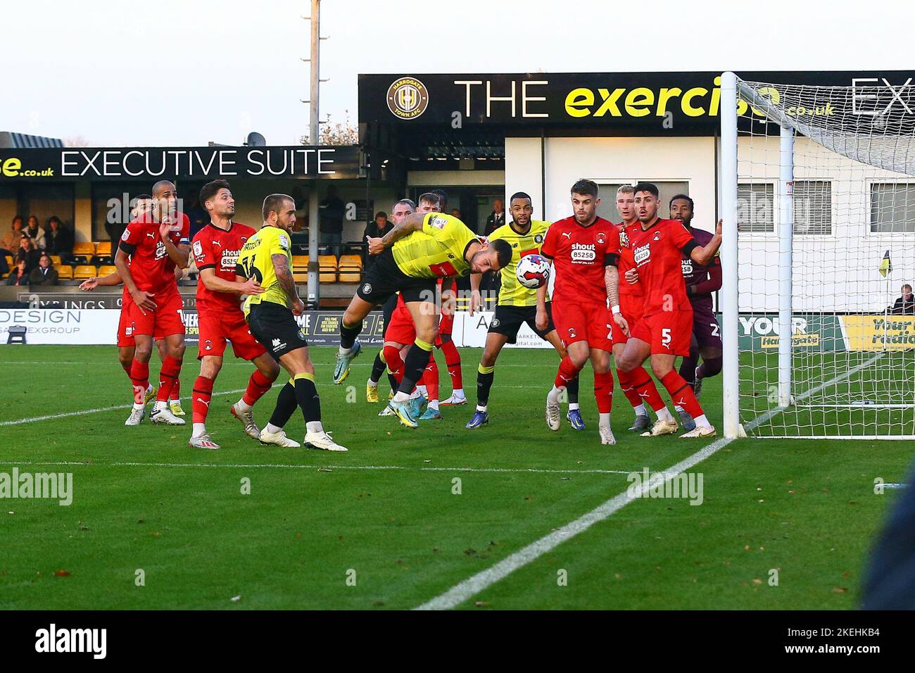 The EnviroVent Stadium, Harrogate, Inghilterra - 12th novembre 2022 Panic in the Orient Goalmouth come Joe mattock (3) di Harrogate Town testa la palla per il gol - durante il gioco Harrogate Town contro Leyton Orient, EFL League 2, 2022/23, presso l'EnviroVent Stadium, Harrogate, Inghilterra - 12th novembre 2022 Credit: Arthur Haigh/WhiteRosePhotos/Alamy Live News Foto Stock