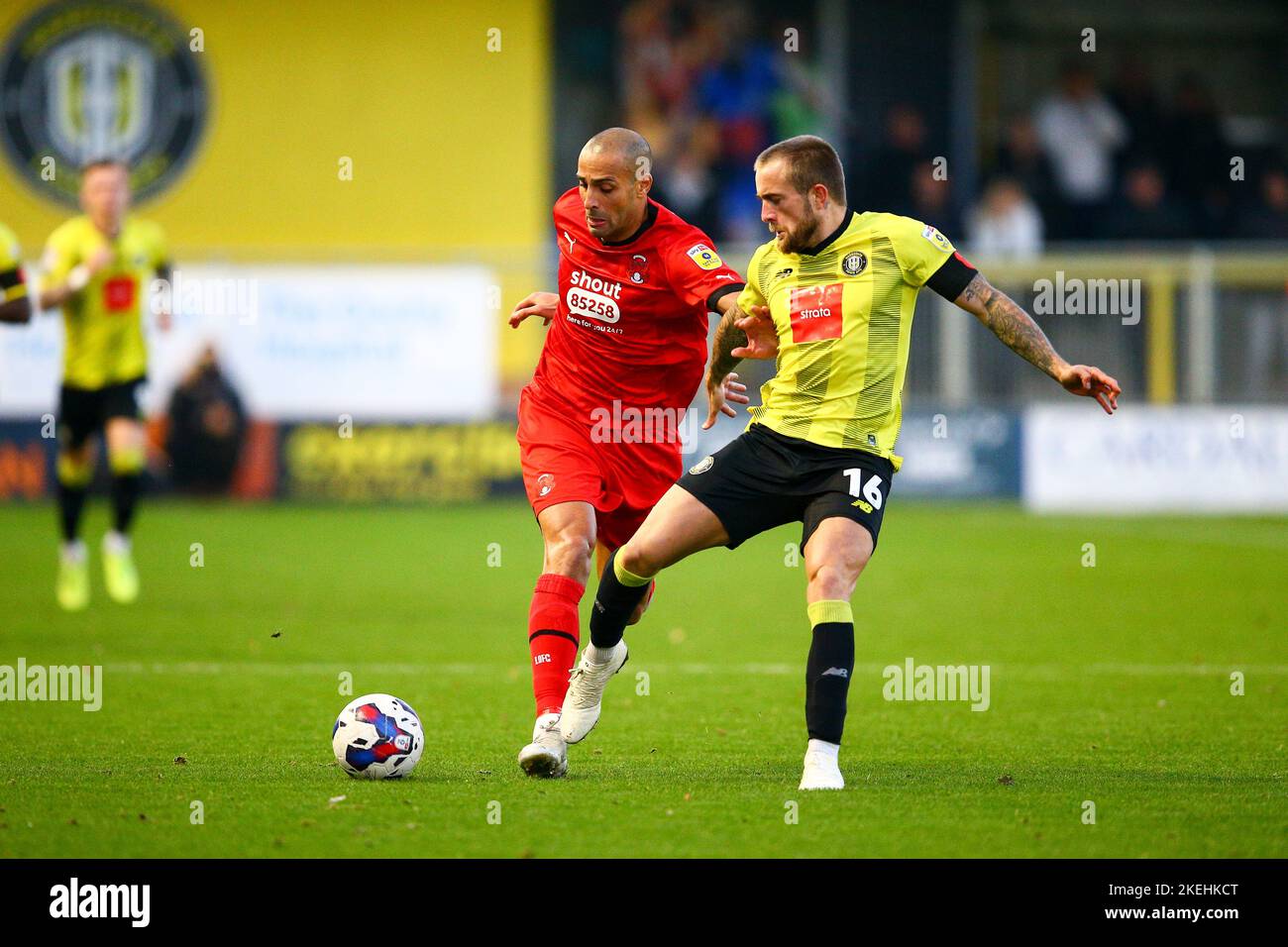 The EnviroVent Stadium, Harrogate, England - 12th novembre 2022 Darren Pratley (18) di Leyton Orient e Alex Pattison (16) di Harrogate Town Battle for the ball - durante il gioco Harrogate Town contro Leyton Orient, EFL League 2, 2022/23, presso l'EnviroVent Stadium, Harrogate, Inghilterra - 12th novembre 2022 Credit: Arthur Haigh/WhiteRosePhotos/Alamy Live News Foto Stock