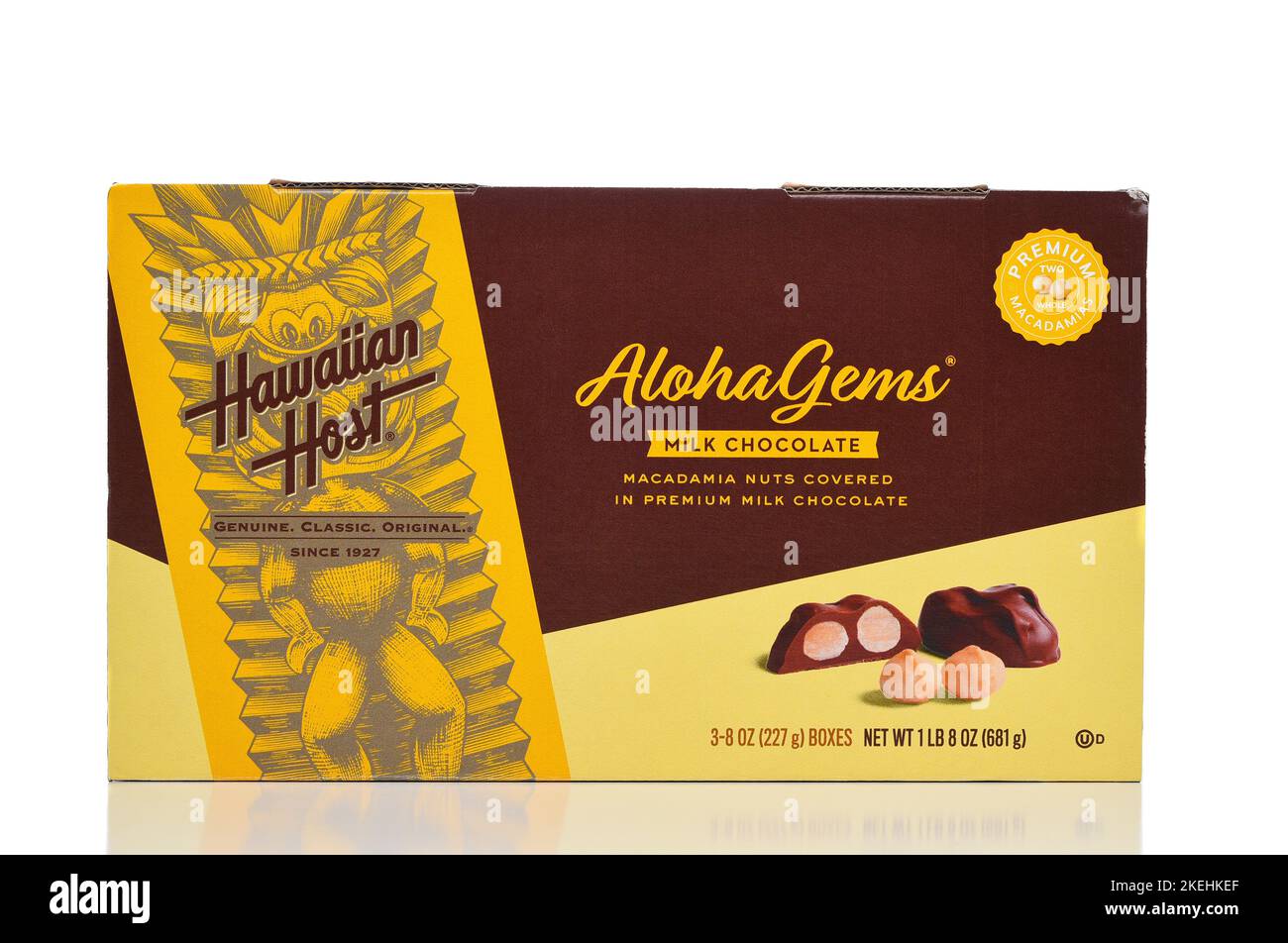 IRIVNE, CALIFORNIA - 12 NOV 2022: Una scatola di noci di Macadamia al cioccolato al latte di Aloha Gems da host hawaiano. Foto Stock