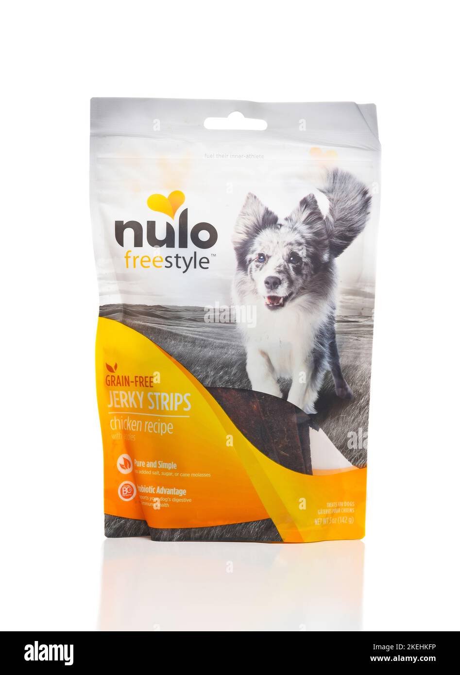 IRIVNE, CALIFORNIA - 12 NOV 2022: Un sacchetto di strisce di Jerky senza grani di Nulo Freestyle, dolci del cane della ricetta del pollo. Foto Stock
