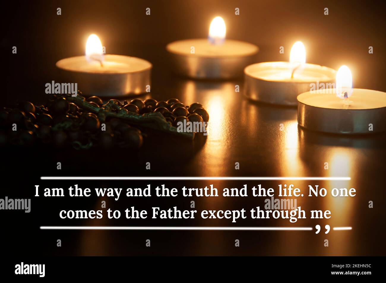 Io sono il modo in cui il Vangelo cita il testo con il Santo Rosario con sfondo scuro a lume di candela. Foto Stock