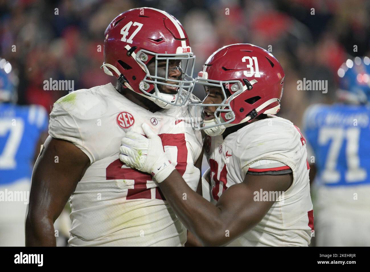 12 novembre 2022: Alabama Crimson Tide lineman difensivo Byron Young #47 festeggia con Alabama Crimson Tide linebacker Will Anderson Jr. #31 dopo aver saccheggiato il quarto durante la pre-partita tra i ribelli dell'Università del Mississippi e l'Università dell'Alabama Crimson Tide allo stadio Vaught Hemingway di Oxford, MS. Alabama Beat Ole Miss, 30-24. Patrick Green/CSM Foto Stock