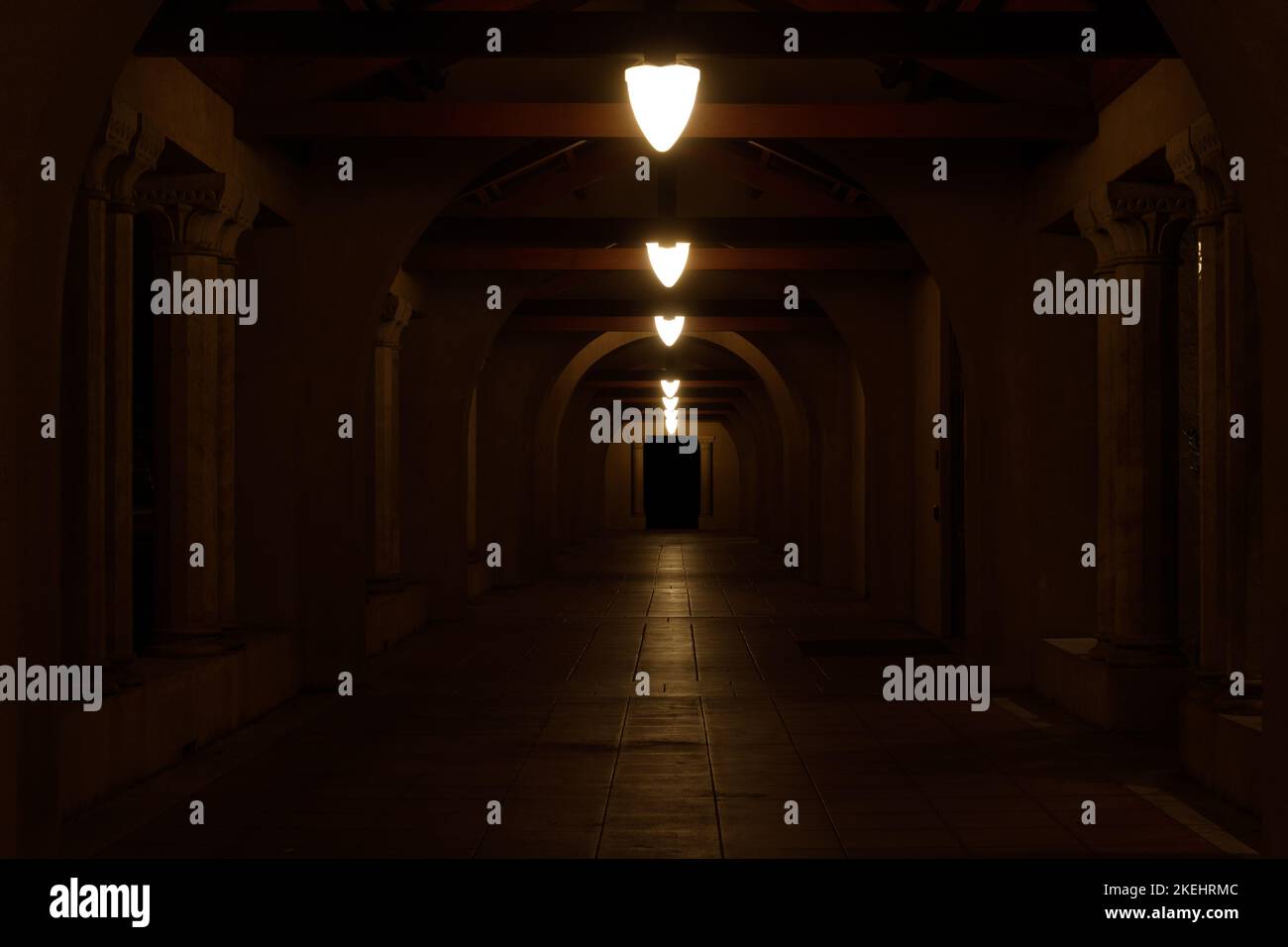 Corridoio ad arco scuro alla Stanford University, California Foto Stock