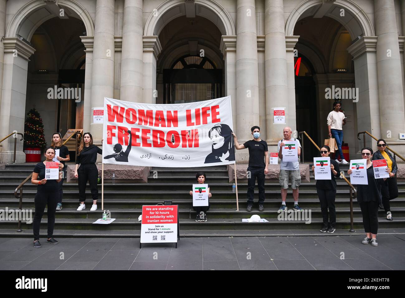 Melbourne, Australia. 13th Nov 2022. Un gruppo di artisti e artisti iraniani - australiani con sede a Melbourne si sono riuniti per presentare una performance di strada a sostegno delle donne iraniane e la rivolta della “Women Life Freedom” in Iran e nel mondo al CBD di Melbourne il 13 novembre 2022 a Melbourne, Australia. (Foto Izhar Khan) IMMAGINE LIMITATA ALL'USO EDITORIALE - Credit: Izhar Ahmed Khan/Alamy Live News/Alamy Live News Foto Stock