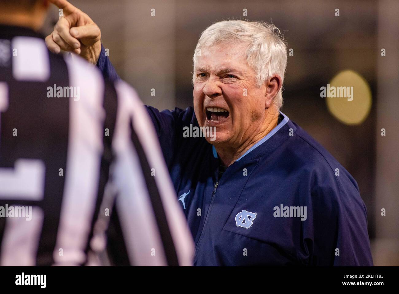 Winston-Salem, North Carolina, USA. 12th Nov 2022. Nella Carolina del Nord, l'allenatore di Tar Heels Mack Brown urla a un ufficiale durante la prima metà della partita di calcio ACC contro i Wake Forest Demon Diacons al Truist Field di Winston-Salem, NC. (Scott Kinser/CSM). Credit: csm/Alamy Live News Foto Stock