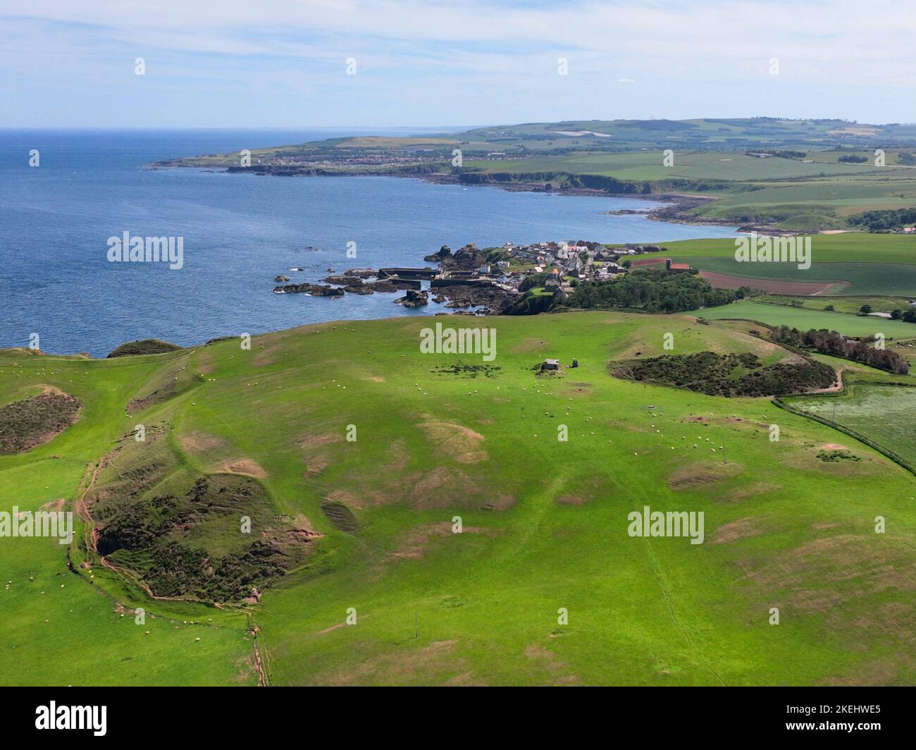 St. Abbs Head scogliere costiere e villaggio di St. Abbs vista aerea in estate, Berwickshire, Scozia, Regno Unito. Foto Stock
