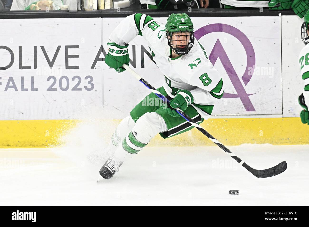 Il North Dakota Fighting Hawks Forward Jake Schmaltz (8) pattina con il puck durante una partita di hockey da uomo NCAA tra i Denver University Pioneers e l'Università del North Dakota Fighting Hawks presso la Ralph Engelstad Arena, Grand Forks, North Dakota, sabato 12 novembre 2022. Denver ha vinto 6-3. Di Russell Hons/CSM Foto Stock