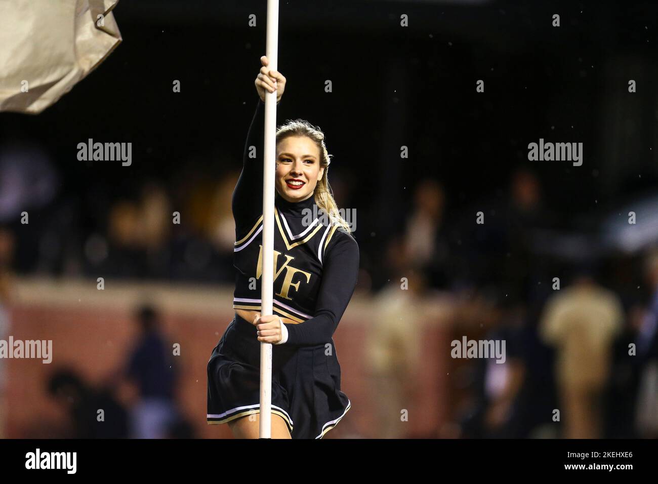 12 novembre 2022: Wake Forest Cheer leader festeggia dopo il touchdown. NCAA gioco di calcio tra l'Università del North Carolina e Wake Forest a Truist Field a Winston-Salem, North Carolina. David Beach/CSM Foto Stock