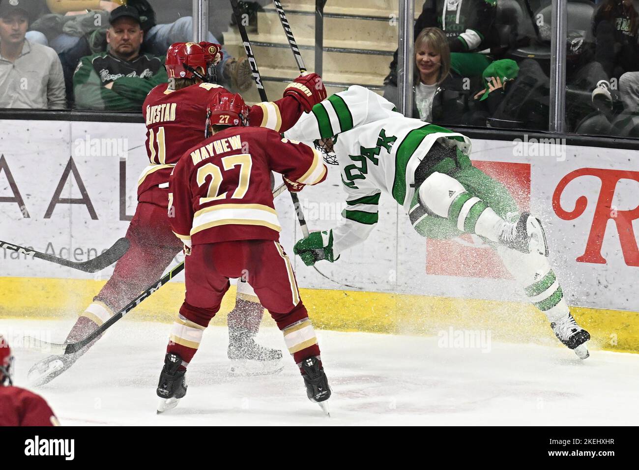 Il North Dakota Fighting Hawks Forward Mark Senden (19) viene inviato in volo durante una partita di hockey maschile NCAA tra i Denver University Pioneers e l'Università del North Dakota Fighting Hawks presso la Ralph Engelstad Arena, Grand Forks, ND, sabato 12 novembre 2022. Denver ha vinto 6-3. Di Russell Hons/CSM Foto Stock