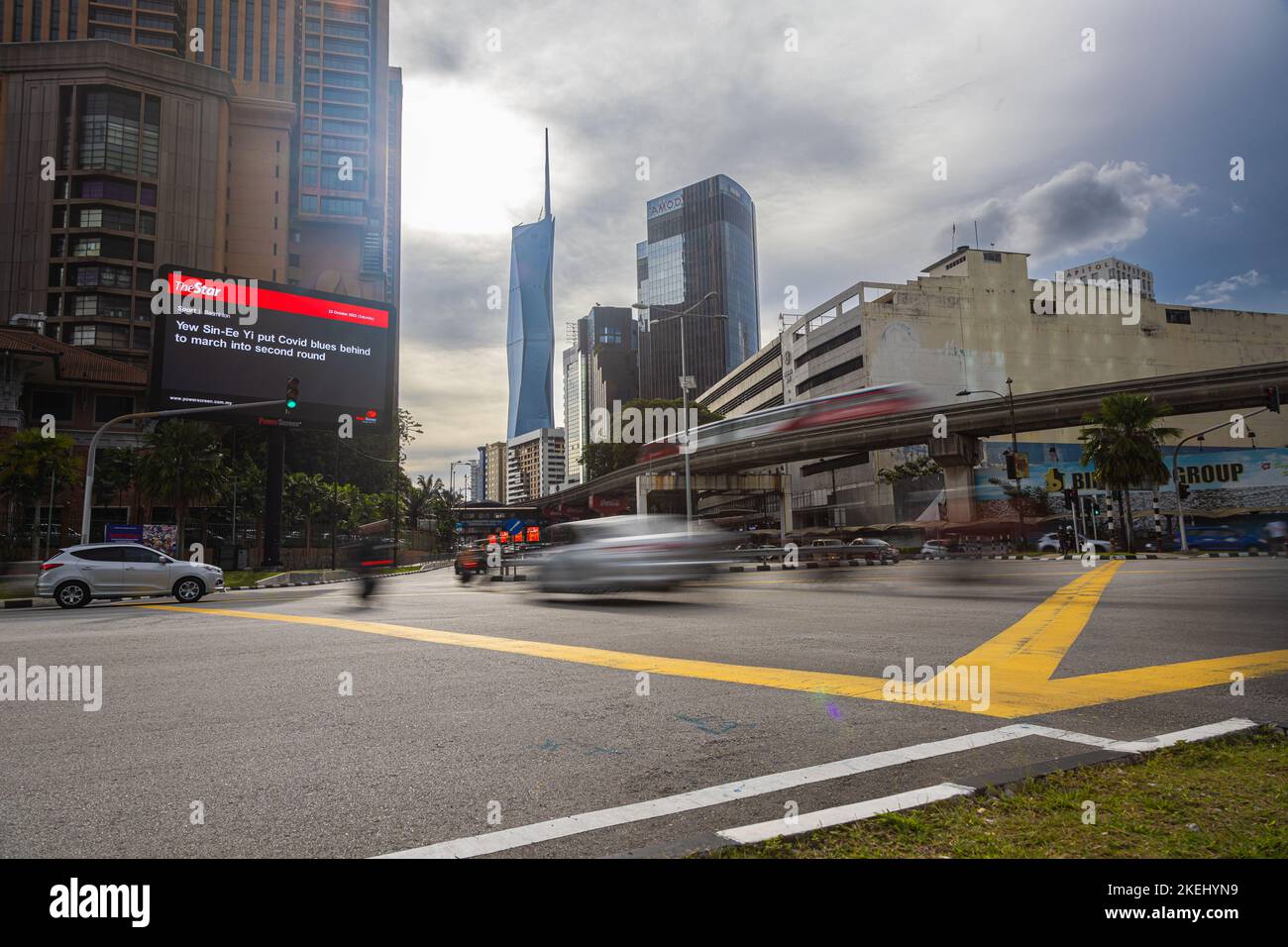 Kuala Lumpur, Malesia - 23 ottobre 2022: Su un angolo della strada nella capitale malese. Nuovo secondo edificio più alto, Merdeka 118 o Warisan Merdeka To Foto Stock